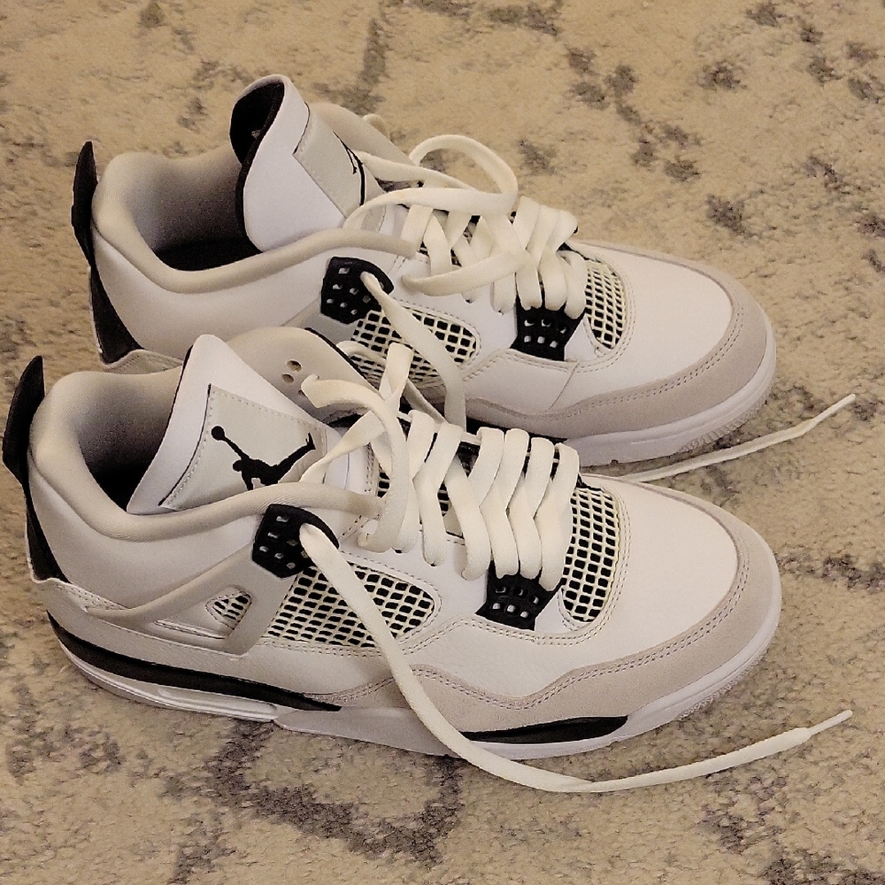 Jordans Retro 4 Military Black. 8.5.  Great Condition